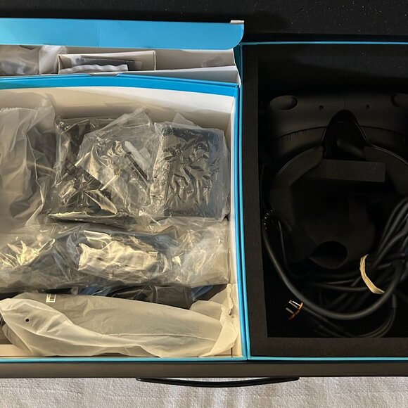 HTC Vive VR Headset Complete Set Full Kit System Virtual Reality for PC With Box - Picture 2 of 12